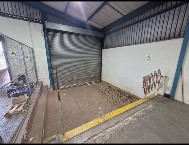 2,100M² WAREHOUSE TO LET IN JET PARK